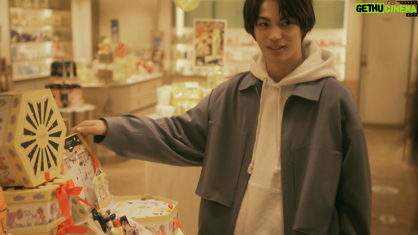 Fuju Kamio - 32.5K Likes - 先日、ロクシタンさんで
クリスマスギフト選びをしました!
ギフト選びは初めてだったので
好きな香りや、かわいいものがたくさんあって
めちゃくちゃ迷いましたが
いいギフトが選べたのではないでしょうか。
誰に何を選んだのか、
皆さんぜひ動画を見てみてください!
#ロクシタン
#今年はみんなサンタクロース
#クリスマスギフト
#動画のURLはTwitterに載せてます