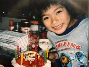 Fuju Kamio Instagram - 23歳になりました！
個人的に22という数字が好きなのでちょっと悔しいです。

いやしかしこの写真保育園時代のかと思ってたけどろうそくの数を数えてみたら8本ありましたあとこの洋服見てくださいムシキング懐かしいですねここまで一息です

23歳もよろしくお願いします！

追記
この頃はFUJUよりFUJYUの方が鋭くてかっこいいと思ってたのでプレートがFUJYU表記になってます。
今は完全FUJU派です。