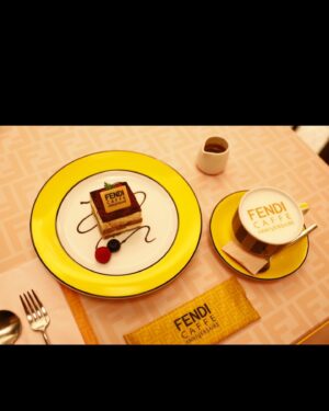 Fuju Kamio Instagram - そしてですね今日は
明日オープンのFENDI Cafeに
一足先に行ってきました！
華やかで眩しい店内で
ティラミスのケーキをいただきました。
おいしかった。
皆さんも機会があれば
ぜひ立ち寄ってみてください！

#fendicafe
#anniversairecafe
#omotesando 
#急に連投する奴