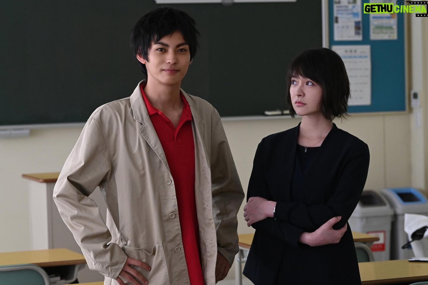 Fuju Kamio - 35K Likes - 10月9日スタートの
東海テレビ・フジテレビ系
土ドラ『#顔だけ先生』で
主演・遠藤一誠を演じさせていただきます!
初めて教師役に挑戦します。
貫地谷さん演じる亀高をはじめとする
個性豊かなキャラクターがたくさん登場するので
ぜひお楽しみに!