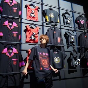 Fuju Kamio Instagram - TVアニメ『呪術廻戦』との
コラボアイテムが全国のドルチェ&ガッバーナで
発売中です！
というわけで、先日お邪魔してきました！
皆さんもぜひ行ってみてください！

#dolcegabbana  #ドルガバ呪術廻戦