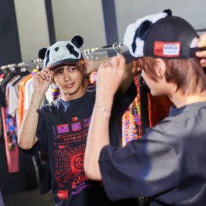 Fuju Kamio Instagram - TVアニメ『呪術廻戦』との
コラボアイテムが全国のドルチェ&ガッバーナで
発売中です！
というわけで、先日お邪魔してきました！
皆さんもぜひ行ってみてください！

#dolcegabbana  #ドルガバ呪術廻戦
