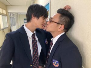 Fuju Kamio Instagram - #顔だけ先生
今夜いよいよ最終回です！！
本当に良い最終回になってると思います。
制服姿も含め、最後までぜひご覧ください！
せっかくなので、
八嶋さん相手に壁ドンさせていただきました。
ありがとうございます。
八嶋さんとの間から覗いてるのは
貫地谷さんです。お茶目。
