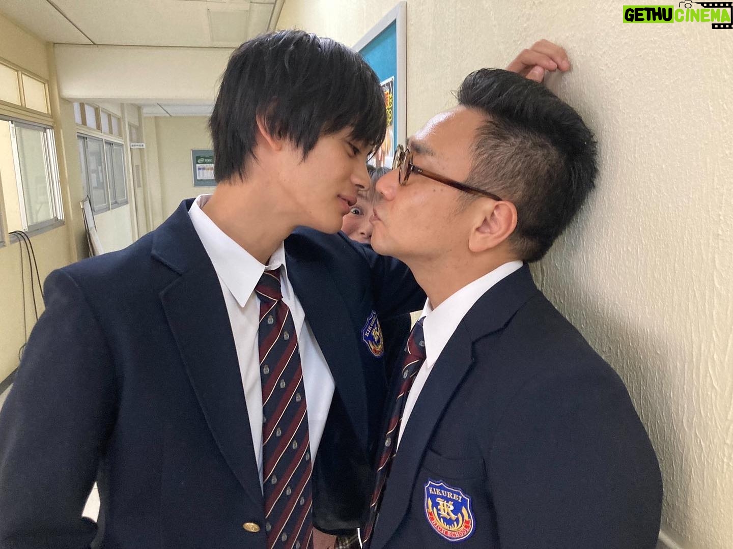 Fuju Kamio - 39.7K Likes - #顔だけ先生
今夜いよいよ最終回です!!
本当に良い最終回になってると思います。
制服姿も含め、最後までぜひご覧ください!
せっかくなので、
八嶋さん相手に壁ドンさせていただきました。
ありがとうございます。
八嶋さんとの間から覗いてるのは
貫地谷さんです。お茶目。