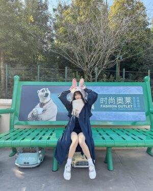 Fuka Kumazawa Instagram - ズートピアのエリアの
大きな動物ちゃん達用の大きなベンチが可愛すぎて🧸🤎
 
みんな旅行行くならどこがおすすめ？