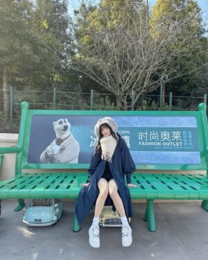 Fuka Kumazawa Instagram - ズートピアのエリアの
大きな動物ちゃん達用の大きなベンチが可愛すぎて🧸🤎
 
みんな旅行行くならどこがおすすめ？