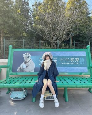 Fuka Kumazawa Instagram - ズートピアのエリアの
大きな動物ちゃん達用の大きなベンチが可愛すぎて🧸🤎
 
みんな旅行行くならどこがおすすめ？