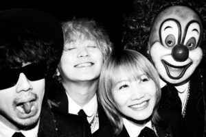 Fukase Instagram - 保護室という監視カメラの前で糞尿を垂れ流さなければいけない部屋に自分がいた時、1番辛かったのは時計が無い事だった。　
何日閉じ込められているか分からない。寝て起きた空が朝焼けなのか夕焼けなのか分からない。前進しない毎日が繋がっていくのが怖かった。
屈強な医者にズボンを脱がされて尻に筋肉麻酔を打たれて床に沈んだ時、自分は社会からドロップアウトしたんだと確信したのを覚えてる。
１０代の自分には、それこそ"世界の終わり"と感じる闘病生活の始まりだった。 
あれから何年も経って自分は今日で10年間、音楽家を続けられている。　
こんな自分でも同じような境遇の人達の支えになれたらと踏ん張ってステージに上がっていた時期もあった。　
もちろん、辛いことや悲しい事もあった。　
でもそれはあの怖かった時間とは違う。前を向いて進めた10年間は本当に煌きのような時間だった。 
メンバー、スタッフ、そしてやはりこのタイミングはファンの皆に感謝したい。　
俺たちを、俺たちの音楽を好きになってくれてありがとう。　
誰かに好きになってもらえる事に感謝出来る10周年以降にしていきたいです。

ありがとう　
そして、これからもよろしくお願いします。

深瀬慧