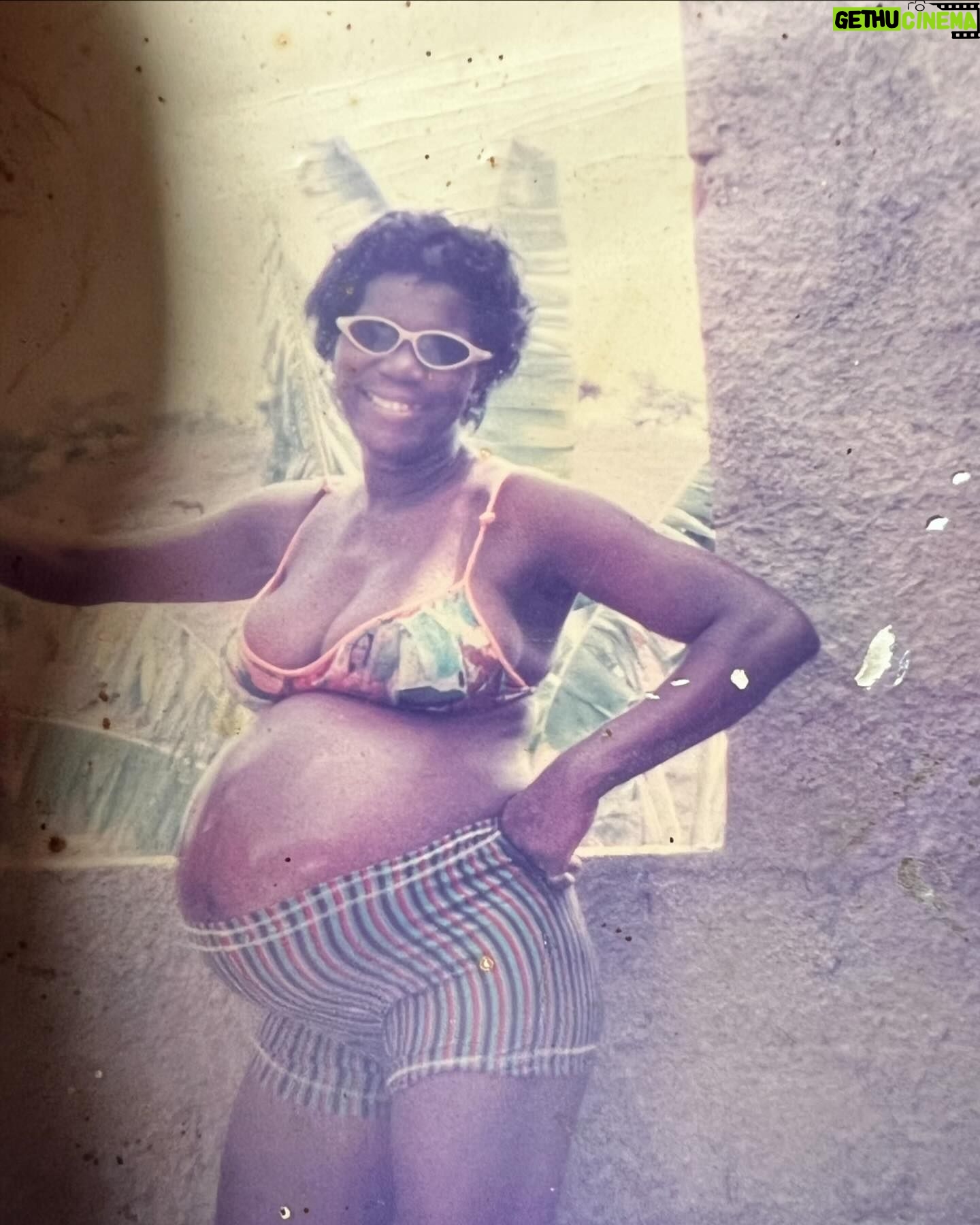 Fumassa Alves - 13.8K Likes - Acabou o segredo: O bom dia da minha mãe hoje foi contando pro Brasil que aposentamos ela há 8 meses atrás… Nosso sonho era dizer pra ela, que ela não precisaria trabalhar mais como empregada doméstica e graças a Deus esse sonho hoje é uma realidade!!! Feliz Dia Das Mães Mães, Mãe!!! muito obrigado por acreditar no nosso sonho, obrigado por fazer tudo que fez por nós, nos te amamos muito, você merece isso e muito mais!!!!!! 🤎
matéria: @diegohaidar <3 @tvglobo