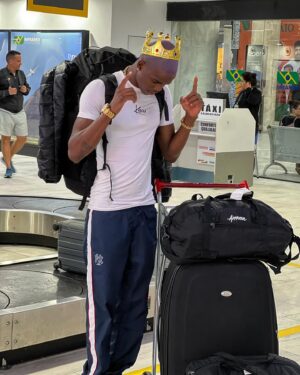 Fumassa Alves Instagram - Missão cumprida! 😭🤴🏾🤹🏾🔄🏠
Obrigado São Paulo e todas as pessoas que cruzaram o meu caminho nessa temporada de trabalho foi intenso cada momento foi de verdade cada segundo 🫀✨ me sinto mais forte, me sinto abençoado, elevamos o nível e avançamos mais uma fase, tô feliz pra caraca, ainda não consegui cogitar tudo que vivi nesses últimos 5 meses, parece um conto de fadas kkk eu posso dizer que eu tô vivendo um sonho da Disney ahah 🪄✨
@dilsarodrigues @agenciafivecasting @boutiquefilmes @disneyplusbr 
OBRIGADO POR TUDO!!!