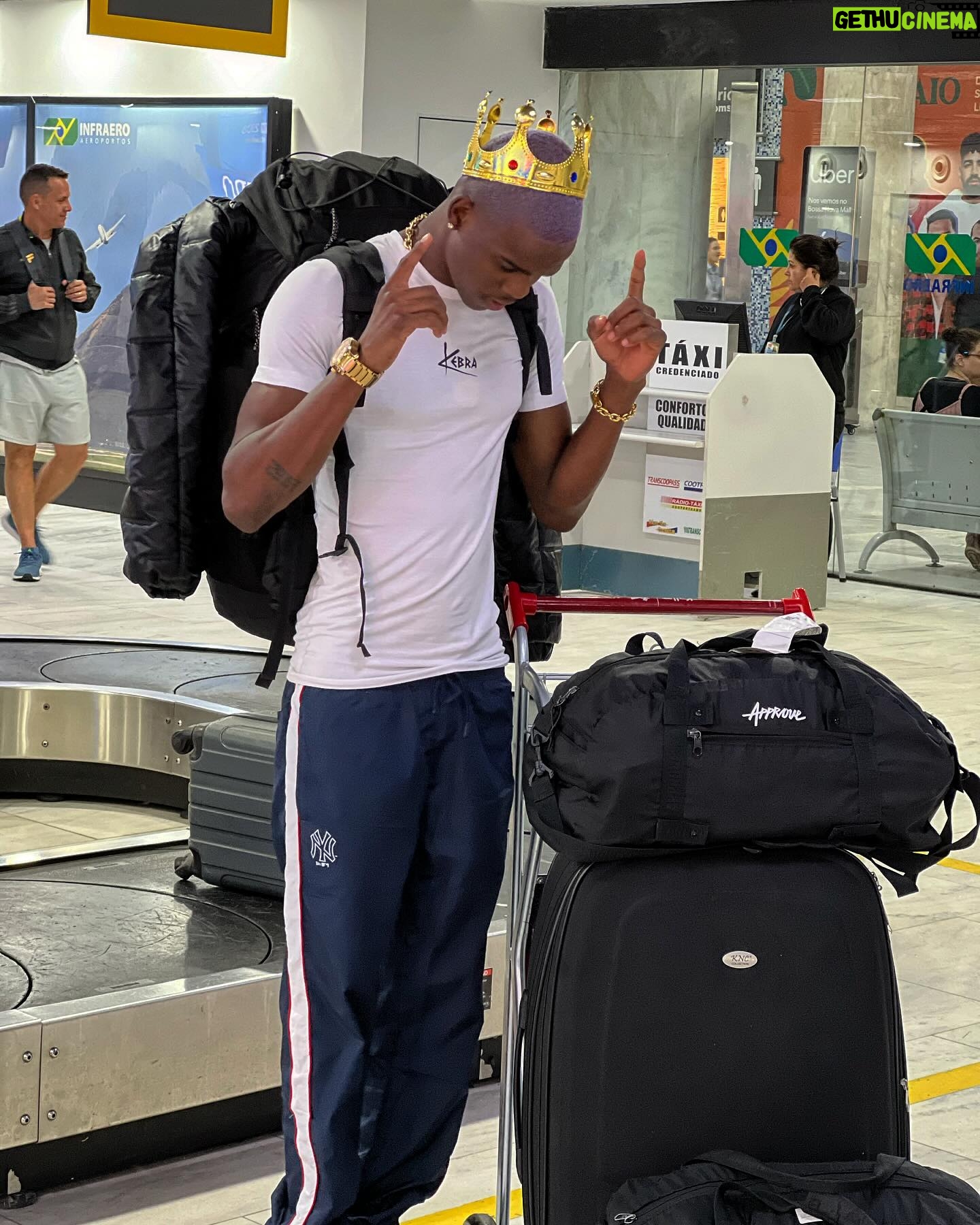 Fumassa Alves - 5.7K Likes - Missão cumprida! 😭🤴🏾🤹🏾🔄🏠
Obrigado São Paulo e todas as pessoas que cruzaram o meu caminho nessa temporada de trabalho foi intenso cada momento foi de verdade cada segundo 🫀✨ me sinto mais forte, me sinto abençoado, elevamos o nível e avançamos mais uma fase, tô feliz pra caraca, ainda não consegui cogitar tudo que vivi nesses últimos 5 meses, parece um conto de fadas kkk eu posso dizer que eu tô vivendo um sonho da Disney ahah 🪄✨
@dilsarodrigues @agenciafivecasting @boutiquefilmes @disneyplusbr
OBRIGADO POR TUDO!!!