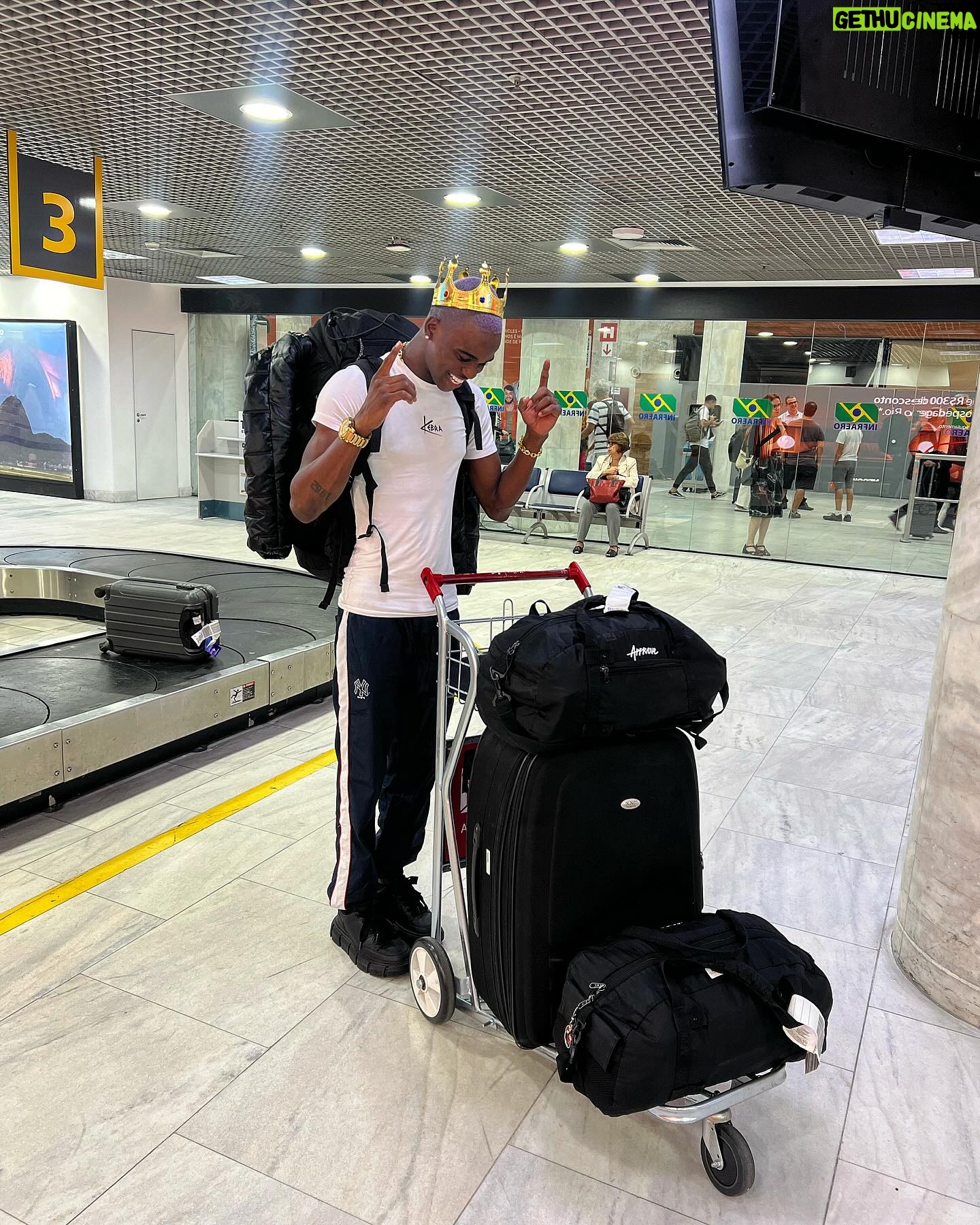 Fumassa Alves - 5.7K Likes - Missão cumprida! 😭🤴🏾🤹🏾🔄🏠
Obrigado São Paulo e todas as pessoas que cruzaram o meu caminho nessa temporada de trabalho foi intenso cada momento foi de verdade cada segundo 🫀✨ me sinto mais forte, me sinto abençoado, elevamos o nível e avançamos mais uma fase, tô feliz pra caraca, ainda não consegui cogitar tudo que vivi nesses últimos 5 meses, parece um conto de fadas kkk eu posso dizer que eu tô vivendo um sonho da Disney ahah 🪄✨
@dilsarodrigues @agenciafivecasting @boutiquefilmes @disneyplusbr
OBRIGADO POR TUDO!!!