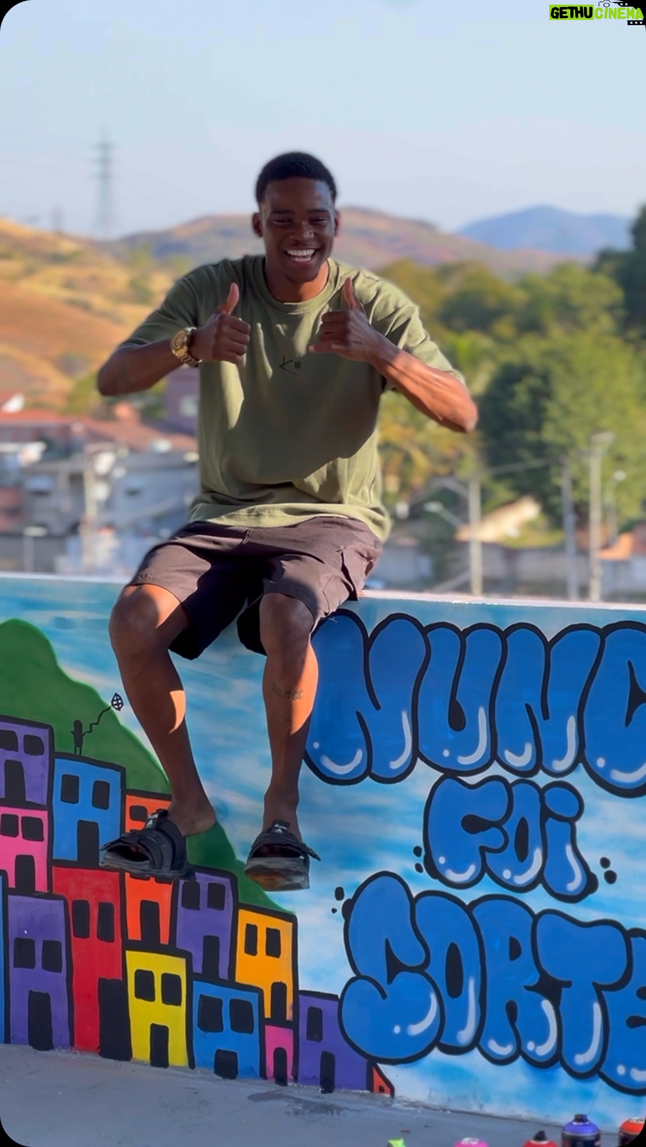 Fumassa Alves - 6.5K Likes - NUNCA FOI SORTE 😭💪🏿🙏🏾🙌🏾
Vistão da favela do jeitinho que eu sempre quis, só quero agradecer e enaltecer o trabalho dessa artista maravilhosa, @nabru.___ que Deus te abençoe muito cria, tu é braba garota 👸🏾🫵🏾✨🎨