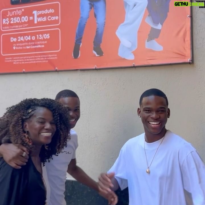 Fumassa Alves - 13.8K Likes - Acabou o segredo: O bom dia da minha mãe hoje foi contando pro Brasil que aposentamos ela há 8 meses atrás… Nosso sonho era dizer pra ela, que ela não precisaria trabalhar mais como empregada doméstica e graças a Deus esse sonho hoje é uma realidade!!! Feliz Dia Das Mães Mães, Mãe!!! muito obrigado por acreditar no nosso sonho, obrigado por fazer tudo que fez por nós, nos te amamos muito, você merece isso e muito mais!!!!!! 🤎
matéria: @diegohaidar <3 @tvglobo