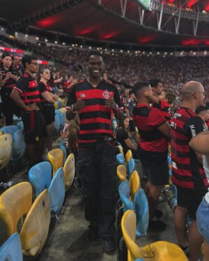 Fumassa Alves Instagram - Primeira vez no Maracanã assistindo de pertinho o meu Mengão jogar, vai ficar pra sempre no meu coração essa noite incrível, só agradecer o paizão @gersonsantoss pelo carinho e toda humildade❤️‍🔥🫡