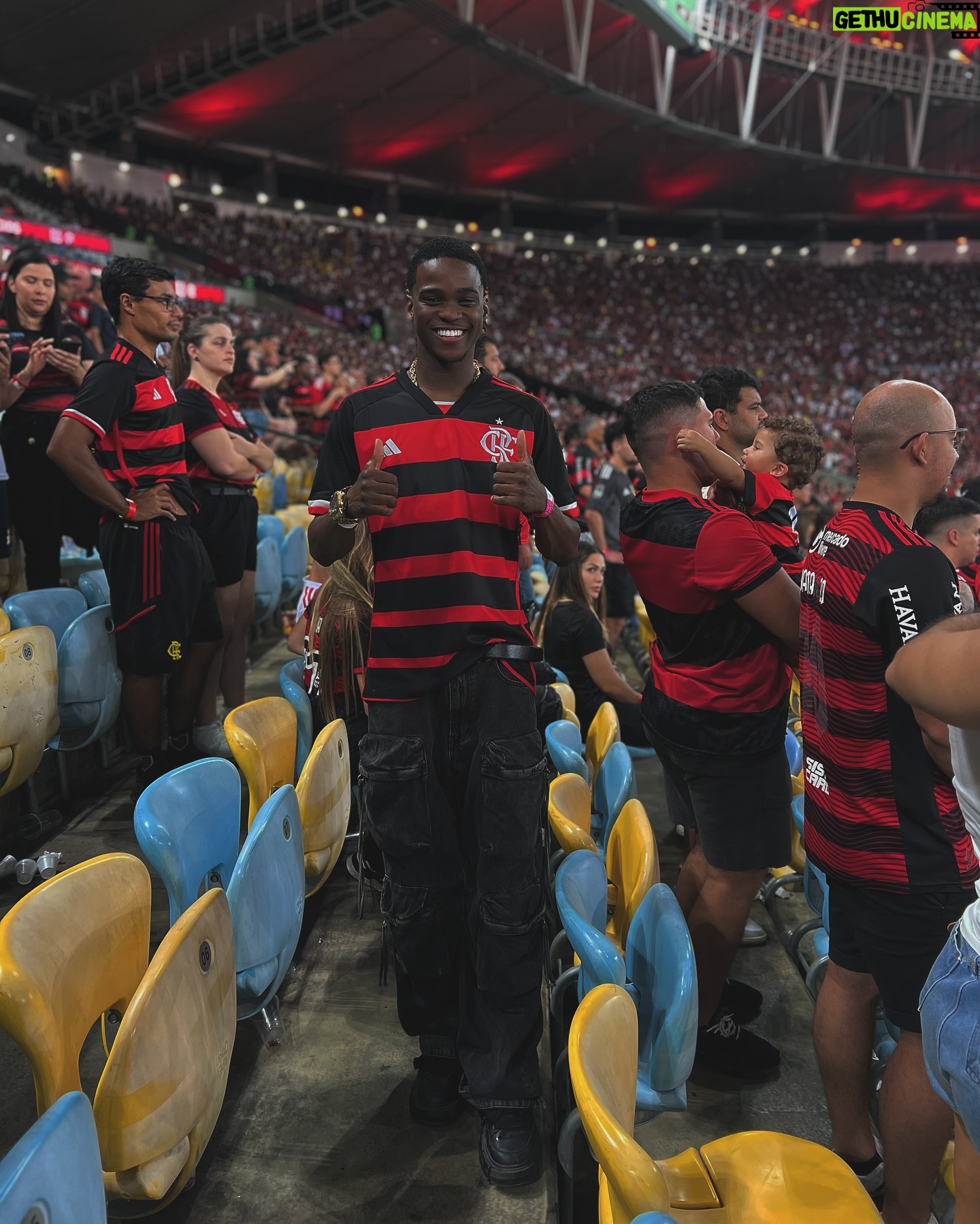 Fumassa Alves - 21.8K Likes - Primeira vez no Maracanã assistindo de pertinho o meu Mengão jogar, vai ficar pra sempre no meu coração essa noite incrível, só agradecer o paizão @gersonsantoss pelo carinho e toda humildade❤️🔥🫡