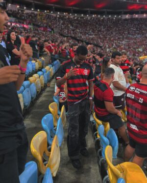 Fumassa Alves Instagram - Primeira vez no Maracanã assistindo de pertinho o meu Mengão jogar, vai ficar pra sempre no meu coração essa noite incrível, só agradecer o paizão @gersonsantoss pelo carinho e toda humildade❤️‍🔥🫡