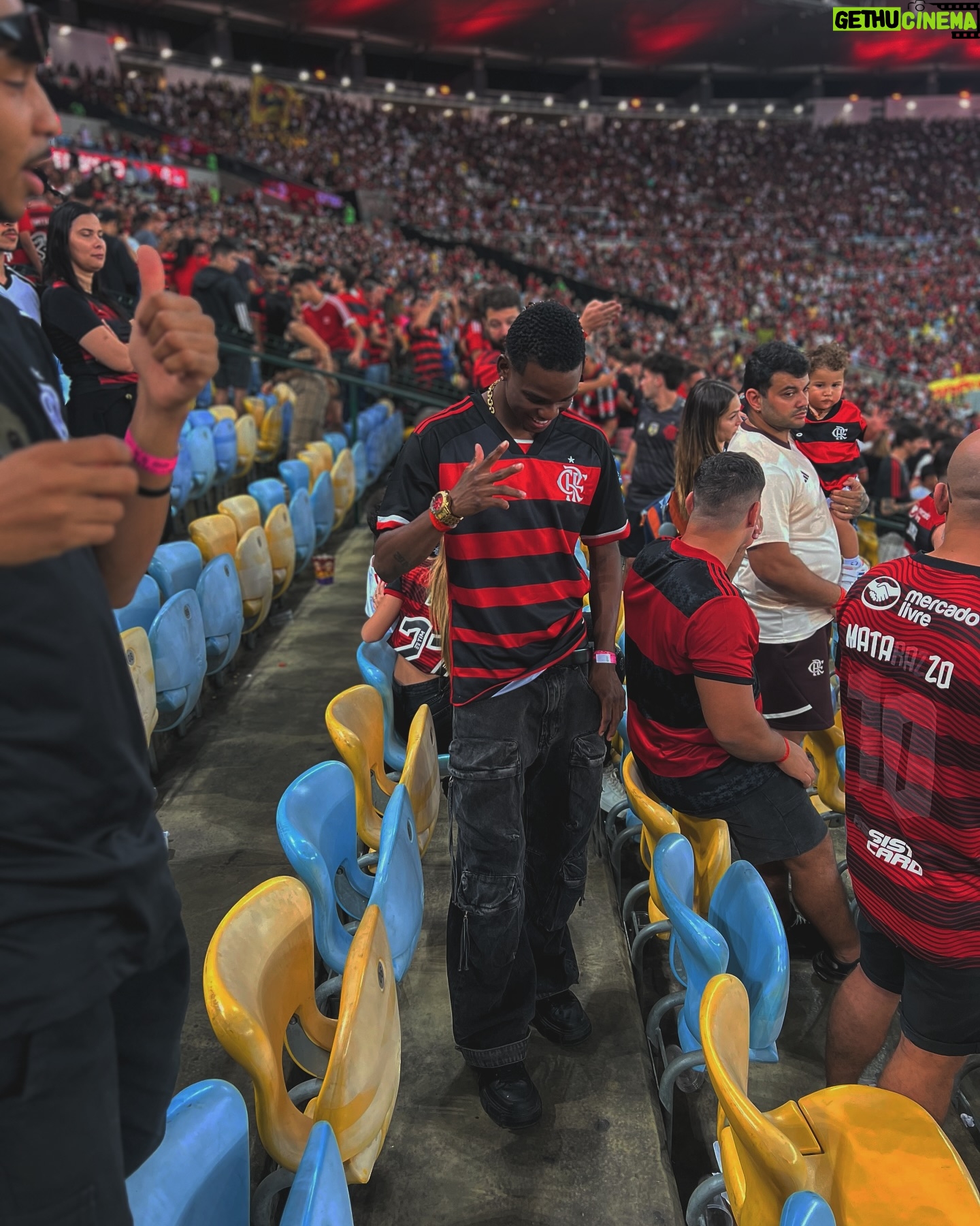 Fumassa Alves - 21.8K Likes - Primeira vez no Maracanã assistindo de pertinho o meu Mengão jogar, vai ficar pra sempre no meu coração essa noite incrível, só agradecer o paizão @gersonsantoss pelo carinho e toda humildade❤️🔥🫡