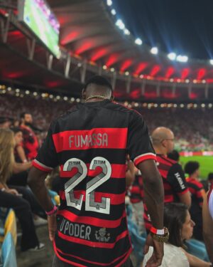 Fumassa Alves Instagram - Primeira vez no Maracanã assistindo de pertinho o meu Mengão jogar, vai ficar pra sempre no meu coração essa noite incrível, só agradecer o paizão @gersonsantoss pelo carinho e toda humildade❤️‍🔥🫡