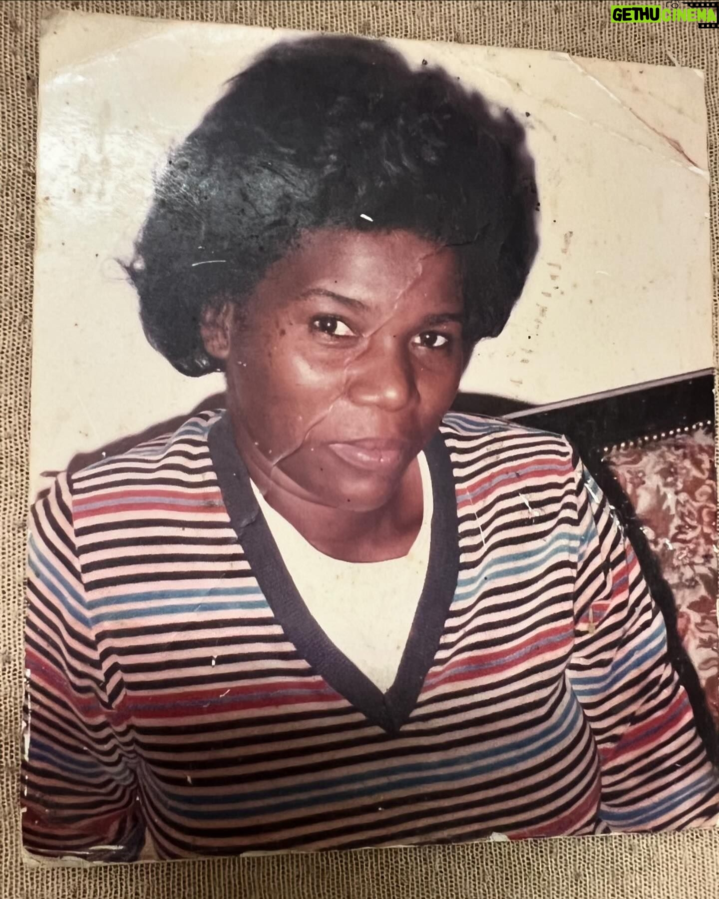 Fumassa Alves - 13.8K Likes - Acabou o segredo: O bom dia da minha mãe hoje foi contando pro Brasil que aposentamos ela há 8 meses atrás… Nosso sonho era dizer pra ela, que ela não precisaria trabalhar mais como empregada doméstica e graças a Deus esse sonho hoje é uma realidade!!! Feliz Dia Das Mães Mães, Mãe!!! muito obrigado por acreditar no nosso sonho, obrigado por fazer tudo que fez por nós, nos te amamos muito, você merece isso e muito mais!!!!!! 🤎
matéria: @diegohaidar <3 @tvglobo