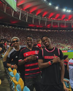 Fumassa Alves Instagram - Primeira vez no Maracanã assistindo de pertinho o meu Mengão jogar, vai ficar pra sempre no meu coração essa noite incrível, só agradecer o paizão @gersonsantoss pelo carinho e toda humildade❤️‍🔥🫡
