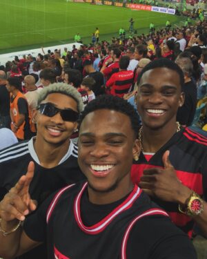 Fumassa Alves Instagram - Primeira vez no Maracanã assistindo de pertinho o meu Mengão jogar, vai ficar pra sempre no meu coração essa noite incrível, só agradecer o paizão @gersonsantoss pelo carinho e toda humildade❤️‍🔥🫡