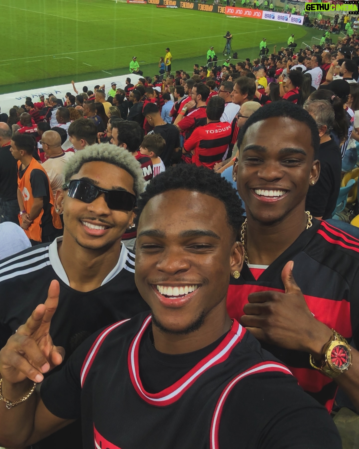 Fumassa Alves - 21.8K Likes - Primeira vez no Maracanã assistindo de pertinho o meu Mengão jogar, vai ficar pra sempre no meu coração essa noite incrível, só agradecer o paizão @gersonsantoss pelo carinho e toda humildade❤️🔥🫡