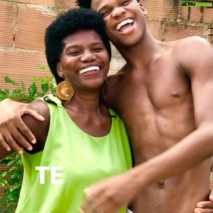 Fumassa Alves - 13.8K Likes - Acabou o segredo: O bom dia da minha mãe hoje foi contando pro Brasil que aposentamos ela há 8 meses atrás… Nosso sonho era dizer pra ela, que ela não precisaria trabalhar mais como empregada doméstica e graças a Deus esse sonho hoje é uma realidade!!! Feliz Dia Das Mães Mães, Mãe!!! muito obrigado por acreditar no nosso sonho, obrigado por fazer tudo que fez por nós, nos te amamos muito, você merece isso e muito mais!!!!!! 🤎
matéria: @diegohaidar <3 @tvglobo