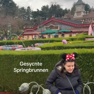 Fynn Kliemann Instagram - Betriebsspionage im #disneyland - Paris is hier und da schon bisschen runtergerockt, aber Disneyland ist einfach krass in Beleuchtung, Schlangenoptimierung (man merkt fast nicht das man wartet), versteckten von Bauabschnitten, Toiletten (stinken nie, sind immer genau da wo man sie erwartet) und vieles vieles mehr. Hier n paar meiner Notizen von unserem Besuch für ein besseres @kliemannsland #spielplatz #vergnügungspark #kliemannsland
