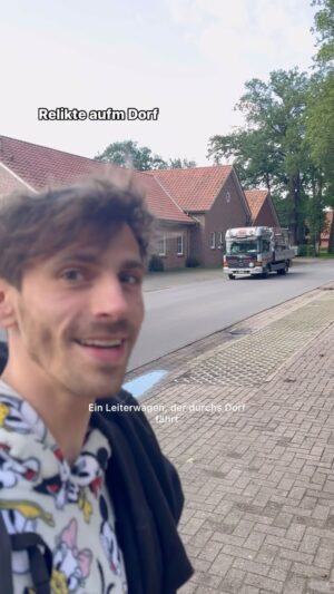 Fynn Kliemann Instagram - Sowas gibt’s wirklich? #leiterwagen #dorfleben #dorf #dorfkind #dorfkindmomente