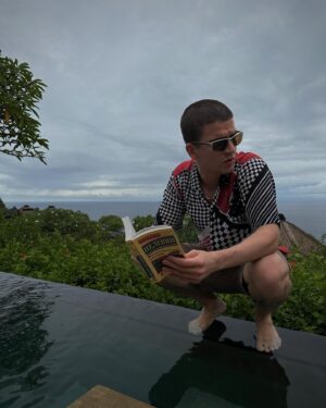 Fyodor Insarov Instagram - внутренние пацаны, отрывающие пятки ⚛️🫠😎

@bulgarihotels #BulgariResortBali