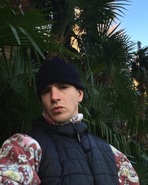 Fyodor Insarov Instagram - я по улице иду с тупым тревожным взглядом😵‍💫

в эту пятницу будет не трэк,а песня🖤