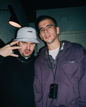 Fyodor Insarov Instagram - Дима, Дима, Дима…

Мы не были лучшими, но были самыми настоящими друзьями.

Я пишу и удаляю, чтобы лучше подобрать слова. Но пускай мои воспоминания будут абсолютно рандомными, потому что мне дофига чего есть вспомнить.
Дни рождения, тусовки - это громкие отрывки и скомканные кадры. А вот запись нашего альбома - это целая жизнь, целый год плотного общения, работы, отдыха, переживаний, угара, философских размышлений, музыки и текстов, просто мыслей, снова музыки и истерического смеха.
Я видел и чувствовал твою любовь к своему делу, любовь к искусству, любовь к людям, даже мало знакомым.
Всегда ценил твою честность и прямолинейность, и никак не мог понять, как в твоей голове помещается столько разных идей и замыслов, связанных с музлом, модой и всякими арт затеями.
Это не сборник добрых слов в твою память, а реальные вещи, которыми я поражался каждый раз, когда ты делился чем-то новым.

Помню когда мы писали наш альбом в Городище, я уже ложился спать и вроде бы мы все уже пошли спать, но ты за стенкой вдруг начал играть на клавишах и что-то напевать фальцетом (по-моему Фрэнка Оушена). Я вышел из комнаты и пару минут слушал и кайфовал от какой-то природной усталости и ценности этого момента. Тогда я увидел, как ты влюблён в музло, как трепетно ты к нему относишься и что это всё для тебя значит.
Безумная обида, что мы просто больше не увидимся, ты не долбанёшь со всей дури мне по руке, и мы не обнимемся очень крепко. 
Рановато ты соскочил, мэнчик!
Дури и вдохновения у тебя было ещё на несколько жизней.
Очень люблю тебя! Спасибо тебе за всё!
У меня столько угарных видосов с тобой, что я могу вспоминать тебя только с самым искреннем смехом!
Жалко Рому, жалко ребят, жалко маму…