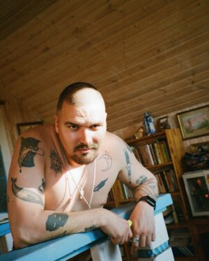 Fyodor Insarov Instagram - Дима, Дима, Дима…

Мы не были лучшими, но были самыми настоящими друзьями.

Я пишу и удаляю, чтобы лучше подобрать слова. Но пускай мои воспоминания будут абсолютно рандомными, потому что мне дофига чего есть вспомнить.
Дни рождения, тусовки - это громкие отрывки и скомканные кадры. А вот запись нашего альбома - это целая жизнь, целый год плотного общения, работы, отдыха, переживаний, угара, философских размышлений, музыки и текстов, просто мыслей, снова музыки и истерического смеха.
Я видел и чувствовал твою любовь к своему делу, любовь к искусству, любовь к людям, даже мало знакомым.
Всегда ценил твою честность и прямолинейность, и никак не мог понять, как в твоей голове помещается столько разных идей и замыслов, связанных с музлом, модой и всякими арт затеями.
Это не сборник добрых слов в твою память, а реальные вещи, которыми я поражался каждый раз, когда ты делился чем-то новым.

Помню когда мы писали наш альбом в Городище, я уже ложился спать и вроде бы мы все уже пошли спать, но ты за стенкой вдруг начал играть на клавишах и что-то напевать фальцетом (по-моему Фрэнка Оушена). Я вышел из комнаты и пару минут слушал и кайфовал от какой-то природной усталости и ценности этого момента. Тогда я увидел, как ты влюблён в музло, как трепетно ты к нему относишься и что это всё для тебя значит.
Безумная обида, что мы просто больше не увидимся, ты не долбанёшь со всей дури мне по руке, и мы не обнимемся очень крепко. 
Рановато ты соскочил, мэнчик!
Дури и вдохновения у тебя было ещё на несколько жизней.
Очень люблю тебя! Спасибо тебе за всё!
У меня столько угарных видосов с тобой, что я могу вспоминать тебя только с самым искреннем смехом!
Жалко Рому, жалко ребят, жалко маму…
