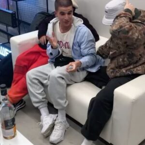 Fyodor Insarov Instagram - Дима, Дима, Дима…

Мы не были лучшими, но были самыми настоящими друзьями.

Я пишу и удаляю, чтобы лучше подобрать слова. Но пускай мои воспоминания будут абсолютно рандомными, потому что мне дофига чего есть вспомнить.
Дни рождения, тусовки - это громкие отрывки и скомканные кадры. А вот запись нашего альбома - это целая жизнь, целый год плотного общения, работы, отдыха, переживаний, угара, философских размышлений, музыки и текстов, просто мыслей, снова музыки и истерического смеха.
Я видел и чувствовал твою любовь к своему делу, любовь к искусству, любовь к людям, даже мало знакомым.
Всегда ценил твою честность и прямолинейность, и никак не мог понять, как в твоей голове помещается столько разных идей и замыслов, связанных с музлом, модой и всякими арт затеями.
Это не сборник добрых слов в твою память, а реальные вещи, которыми я поражался каждый раз, когда ты делился чем-то новым.

Помню когда мы писали наш альбом в Городище, я уже ложился спать и вроде бы мы все уже пошли спать, но ты за стенкой вдруг начал играть на клавишах и что-то напевать фальцетом (по-моему Фрэнка Оушена). Я вышел из комнаты и пару минут слушал и кайфовал от какой-то природной усталости и ценности этого момента. Тогда я увидел, как ты влюблён в музло, как трепетно ты к нему относишься и что это всё для тебя значит.
Безумная обида, что мы просто больше не увидимся, ты не долбанёшь со всей дури мне по руке, и мы не обнимемся очень крепко. 
Рановато ты соскочил, мэнчик!
Дури и вдохновения у тебя было ещё на несколько жизней.
Очень люблю тебя! Спасибо тебе за всё!
У меня столько угарных видосов с тобой, что я могу вспоминать тебя только с самым искреннем смехом!
Жалко Рому, жалко ребят, жалко маму…