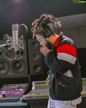 G2 Instagram - @g2slife  on the mic with Thehummingbird Network Session✅🎵🎵

Photo credit: @penshaye
