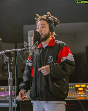 G2 Instagram - @g2slife  on the mic with Thehummingbird Network Session✅🎵🎵

Photo credit: @penshaye