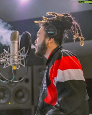 G2 Instagram - @g2slife  on the mic with Thehummingbird Network Session✅🎵🎵

Photo credit: @penshaye