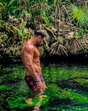 Gabano Manenc Instagram - J’essaye de faire corps avec la nature!!! ☮️🏝️🐠🐠

C’est pas gagné… 
😂🙈😂🙈
