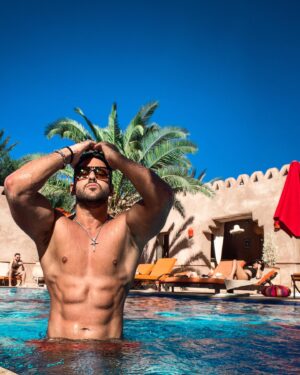 Gabano Manenc Instagram - Sous le soleil de Marrakech!!! ☀️🏖️😎 

Mais ou est ma femme ?? 🤭😂 @nathalie_andreani_lavilla2 

Qui est déjà  allé au Maroc ?! 🇲🇦✈️

#nathaliegabano #couplegoals #holiday #villa55 #Gabalife #marrakech