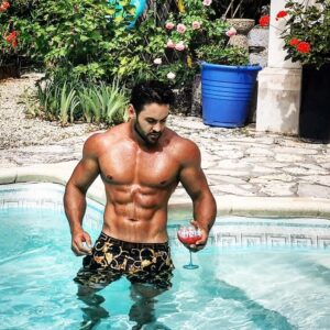 Gabano Manenc Instagram - Avec cette chaleur rien ne vaut un bon petit apéro.... 🥵☀️🍹🍹
.
Vous n'êtes pas d'accord avec moi ??? 🤔😜
.
#holidays #body #aperitivo #abs #bloodymary #gabano #shape #Sun #fit