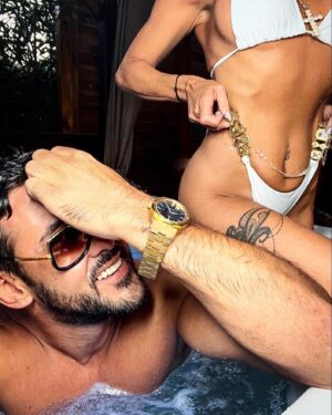 Gabano Manenc Instagram - Love is back !!! 🥰✨

@nathalie_andreani_lavilla2 

On vous souhaite de passer de supers vacances!!! 😎☀️🏖🤿😘

#nathaliegabano #couplegoal #Gabalife #loveyou