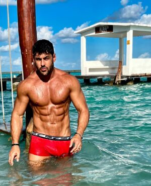 Gabano Manenc Instagram - Le soleil et la mer me manquent !! 😎☀️ 
Prochaine destination??🏖️✈️

#holiday #nathaliegabano #body #abs #gabalife