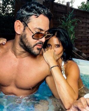 Gabano Manenc Instagram - Love is back !!! 🥰✨

@nathalie_andreani_lavilla2 

On vous souhaite de passer de supers vacances!!! 😎☀️🏖🤿😘

#nathaliegabano #couplegoal #Gabalife #loveyou