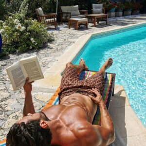 Gabano Manenc Instagram - Contrairement à ce qu'on pourrait penser mon petit kiff en vacances c'est de pouvoir bouquiner tranquille !!! 🏖️🤓📖
.
D'après vous INFO ou INTOX ???
🤭😜
.
#mood #holidays #intox #info #gabano #lecture #culture #Sun #abs #chill