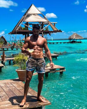 Gabano Manenc Instagram - Le Mexique me manque!! 🇲🇽🥰 
Les tacos, les cocktails, la mer turquoise… 🍹🏖️🌮 

Et surtout mon petit Koala!! 🐨❤️ @nathalie_andreani_lavilla2 

#holiday #nathaliegabano #gabalife #shape #mexico #tulum #cocktails