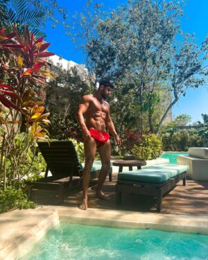 Gabano Manenc Instagram - Couleur chocolat à consommer sans modération!!! 😈😜

Qui veut goûter ???
🤭🍫🍫

#chocolat #gabalife #body #abs #holiday #nathaliegabano