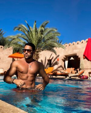 Gabano Manenc Instagram - Sous le soleil de Marrakech!!! ☀️🏖️😎 

Mais ou est ma femme ?? 🤭😂 @nathalie_andreani_lavilla2 

Qui est déjà  allé au Maroc ?! 🇲🇦✈️

#nathaliegabano #couplegoals #holiday #villa55 #Gabalife #marrakech