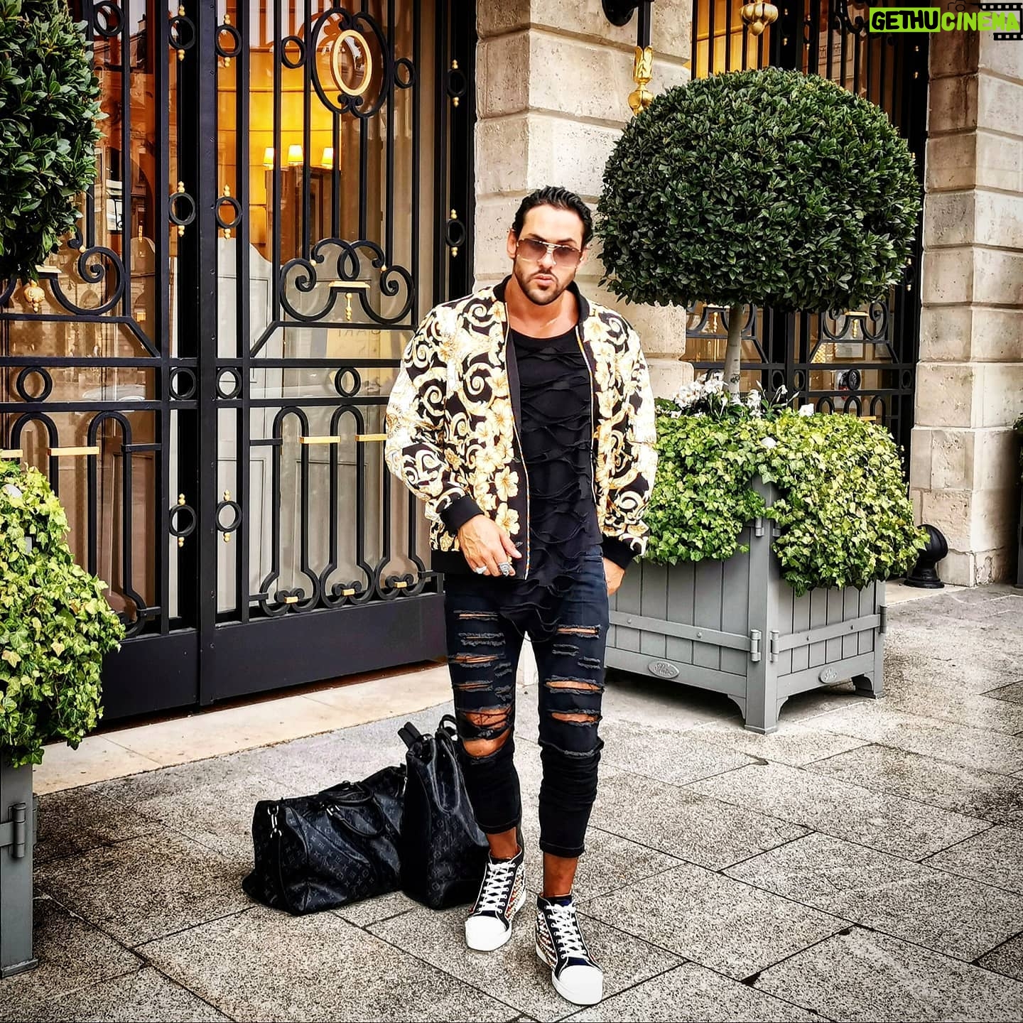 Gabano Manenc - 4.8K Likes - Mon merveilleux sĆ©jour Ć Paris avec Marilou touche Ć sa fin !!! šā£ļø
On c'est vraiment rĆ©galĆ© !! Paris is magic... š¤©š
.
#holidays #paris #instamoment #placevendome #ritz #shopping #fashionstyle #moodoftheday #gabano