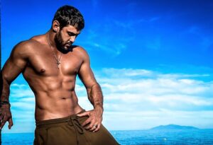 Gabano Manenc Instagram - Coucou tout le monde!☺️💋
Une destination sympa à me conseiller en Novembre??! 🤔🏖️😎✈️ 

Plutôt bord de mer, des coins sympas et atypiques à découvrir pour aller se balader!! @nathalie_andreani_lavilla2 
👩‍❤️‍👨🏜️📸🛵☀️

Pas forcément à l’autre bout du monde… 
🤷🏻‍♂️⛵️🌏😘